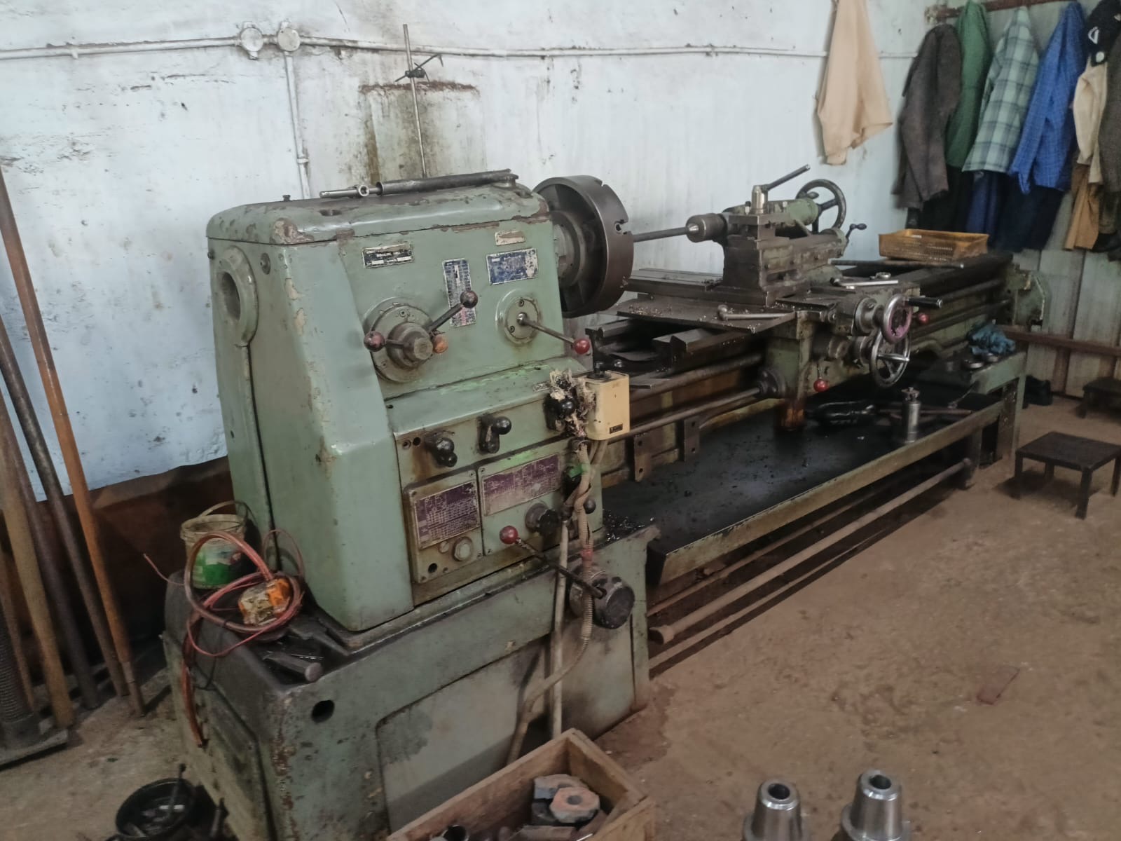 Conventional lathe turning machine